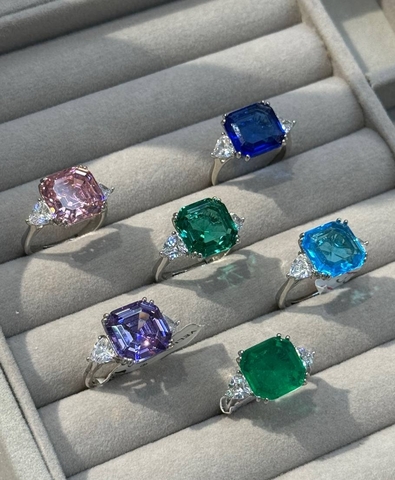 Кольцо с цветными кристаллами в огранке квадрат