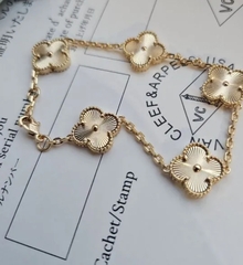 Браслет TRENDY с 5ю подвесками клевер с алмазными гранями (гильоше) серебро/золото