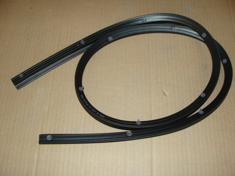 Уплотнение двери УАЗ-3163 передней/двери задка верхнее с защёлками (с 2018 г.) 157 см