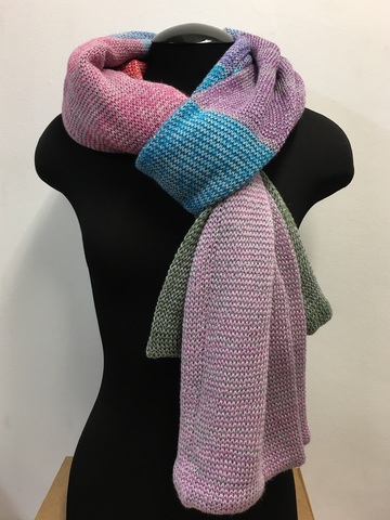 Классический шарф с крупными полосками не повторяющимися пастельных цветов.