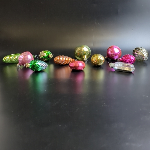 Ёлочные игрушки набор из 9 разных сердечко, ягодка, сосульки и др, стекло, подвесные, винтаж времён СССР 1960-1980 гг. Советские ёлочные игрушки и украшения. Состояние и комплектация на фото, могут присутствовать незначительные неровности и сколы, закрытые металлическим подвесом (под подвесом).