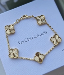 Браслет TRENDY с 5ю подвесками клевер с алмазными гранями (гильоше) серебро/золото