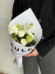 Кулек сборный из хризантемы, маттиолы, вибурнума и орнитогалума