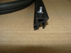 Уплотнение двери УАЗ-3163 передней/двери задка верхнее с защёлками (с 2018 г.) 157 см