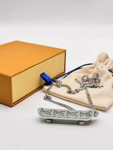 Кулон Louis Vuitton скейтборд