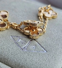 Браслет TRENDY с 5ю подвесками клевер с алмазными гранями (гильоше) серебро/золото