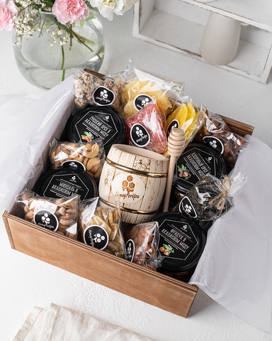 Подарочный набор с медом, орехами, сухофруктами в деревянном ящике