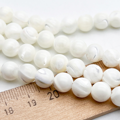 Перламутр Шар бусины, диаметр около 8,6-8,7 мм, цена за 11 шт (1/4 нити)