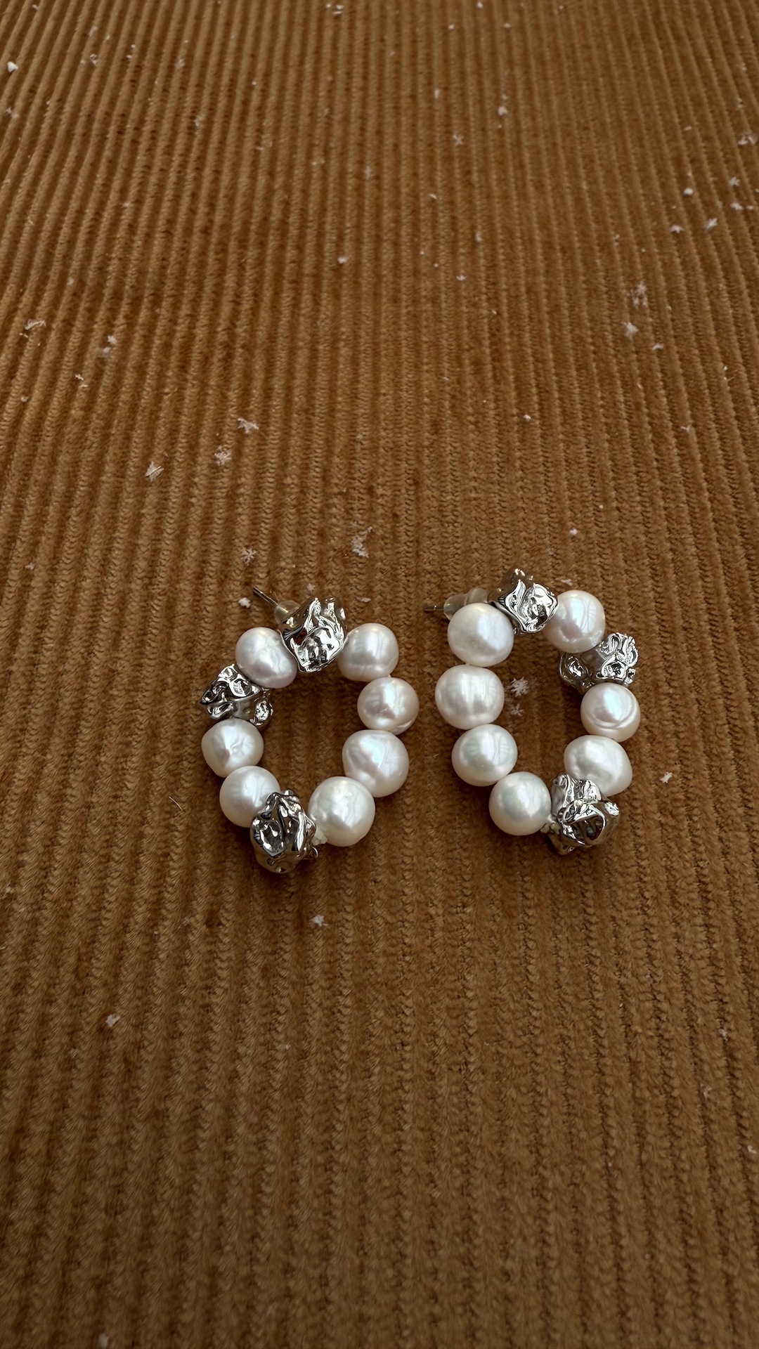 Серьги из натурального жемчуга и бусин неправильной формы