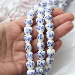 Бусина Сердце, керамика, белая с синей росписью, 12 мм, 1 нить, К129