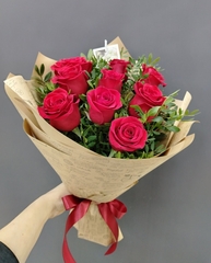Розы с зеленью в упаковке крафт