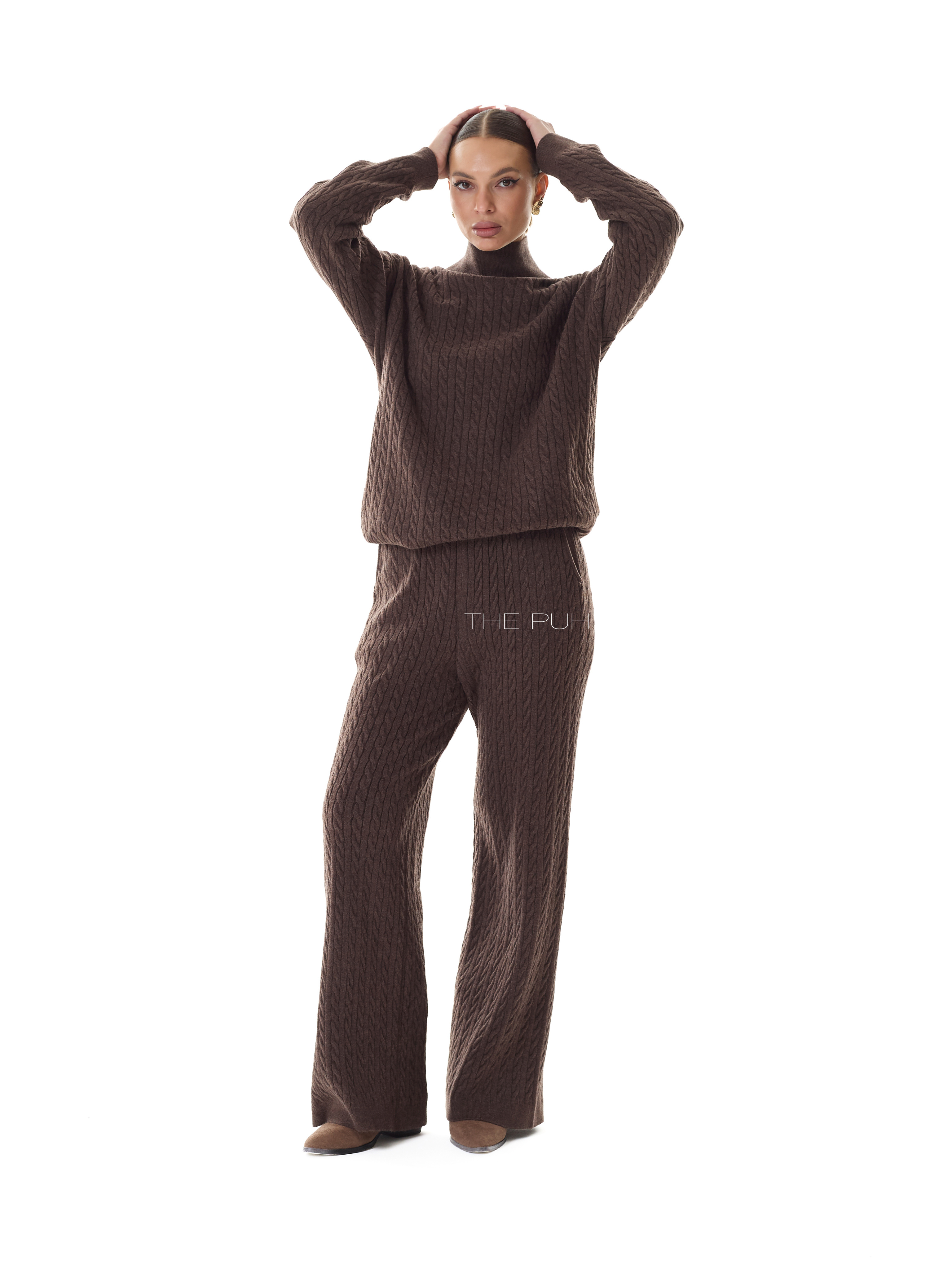 Шоколадный трикотажный костюм в косичку
