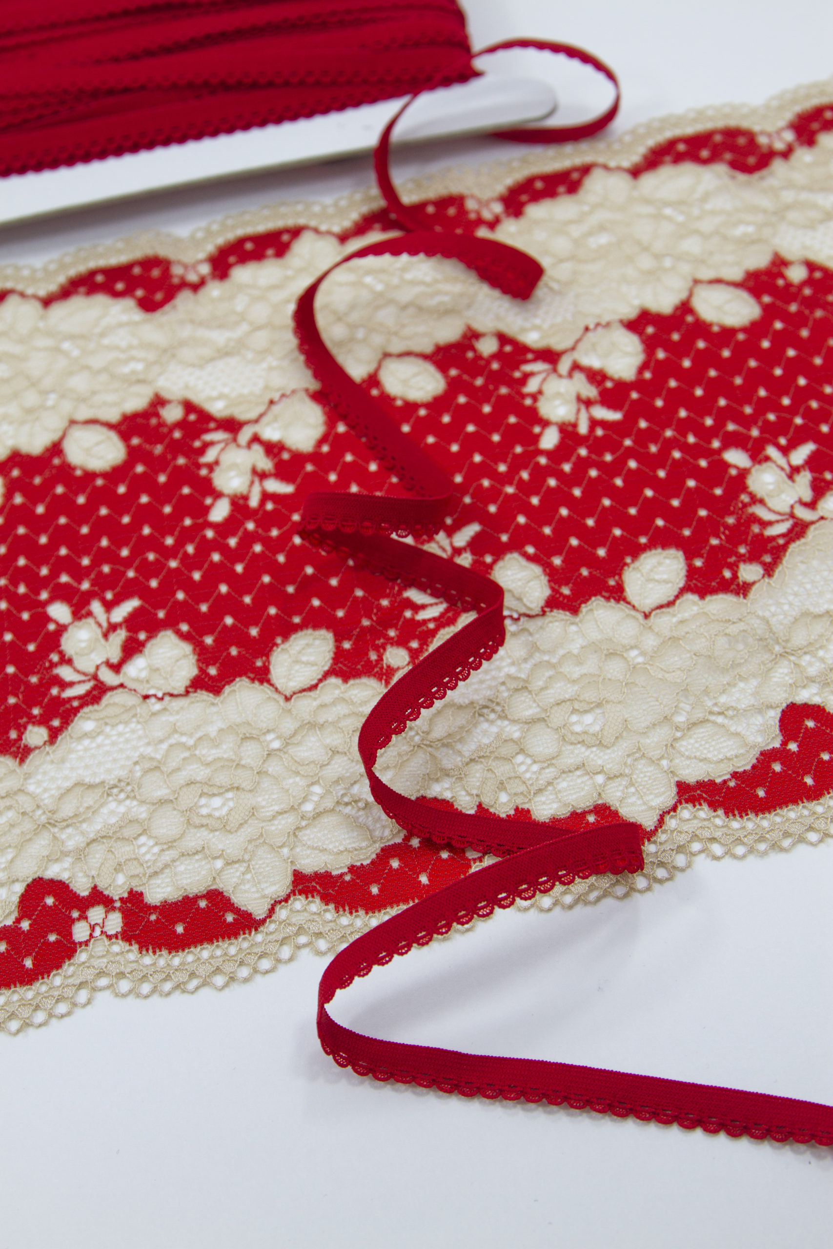 Резинка бельевая красная ажурная штирина 10 мм с учетом фестона