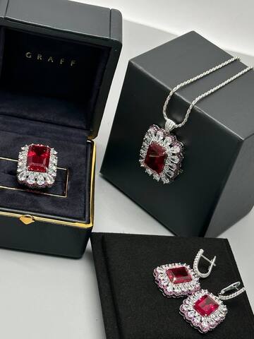 Серьги, колье и кольцо Graff