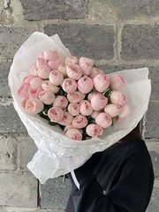 Букет из пионовидных роз Менсфилд парк