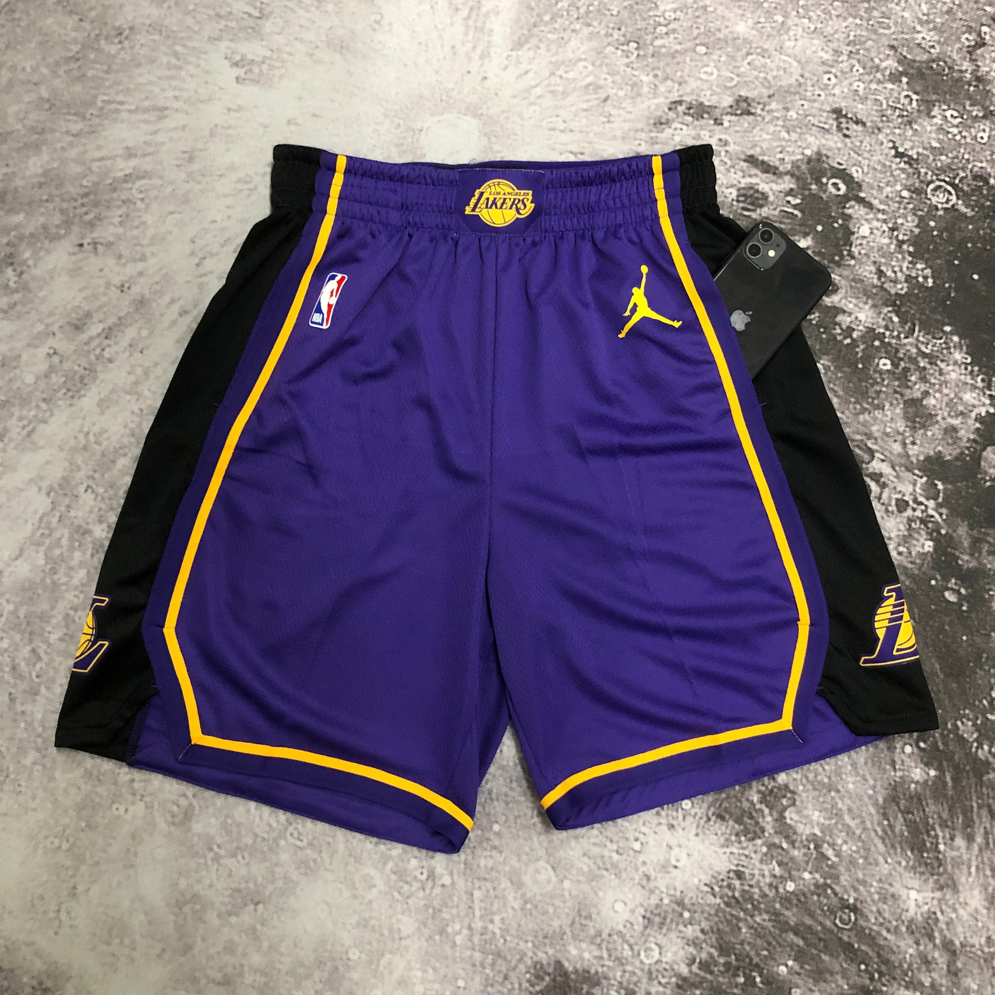 Версия без shorts. Hardwood Classics NBA шорты Лейкерс. Шорты los Angeles Lakers. Баскетбольные шорты NBA. Лейкерс шорты и майка.