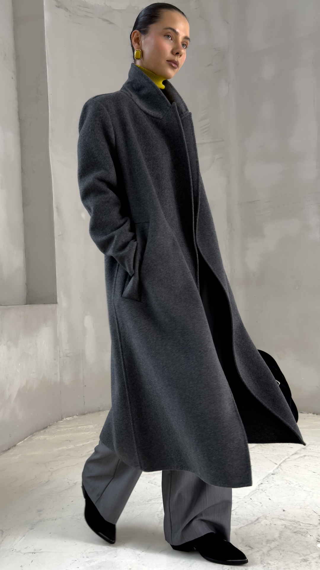 Пальто прямого кроя с акцентной линией плеча