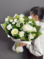 Авторский букет в бело-зеленой гамме