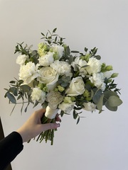 Свадебный букет из одноголовых роз, диантусов, лизиантуса и эвкалипта