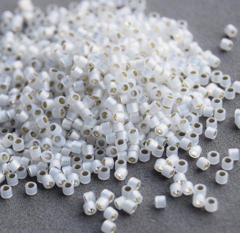 DBS-0221 Бисер цилиндрический Миюки делика 15/0 /Miyuki delica 15/0 Gilt Lined White Opal