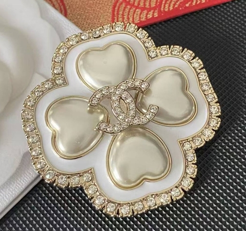 brosh-krest-vintazh-style-by-chanel-belyj-perlamutr