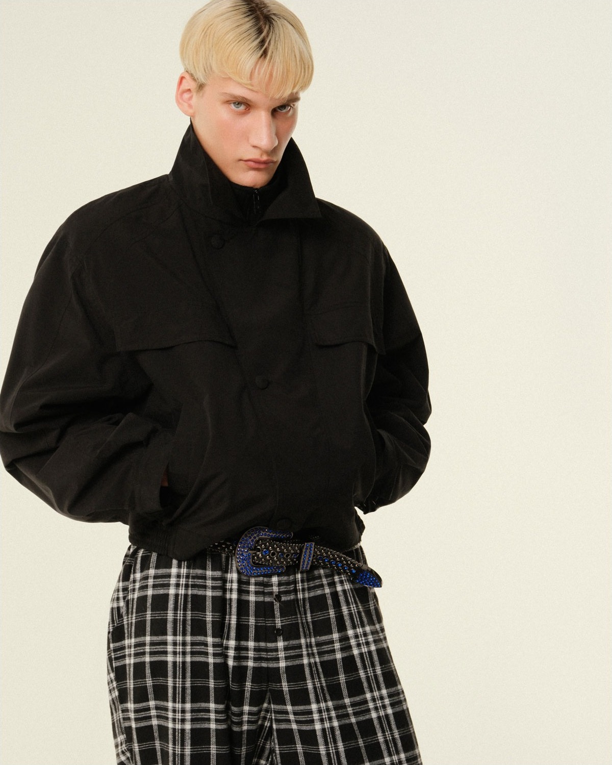 Куртка с объемными плечами