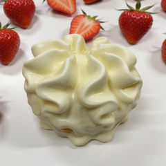 Пирожное "Корзиночка с клубникой в белой глазури" 50 г