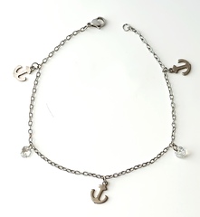 35041-braslet-anklet-yakor-na-nogu-s-podveskami-iz-stali