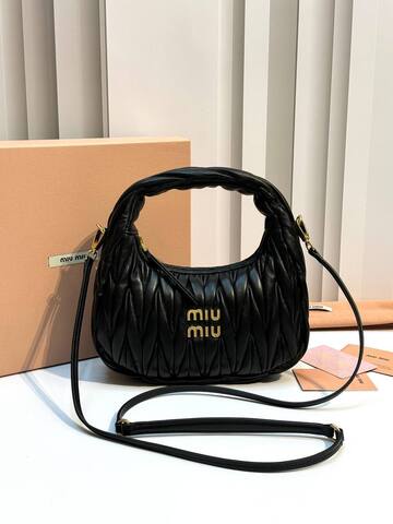 Сумка-хобо Miu Miu Wander matelassé nappa, черная