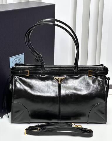 Кожаная большая сумка Prada Bonnie