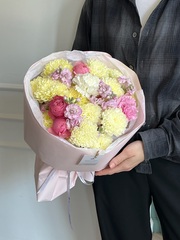 Букет сборный из кустовых пионовидных роз, диантусов, маттиолы и хризантемы