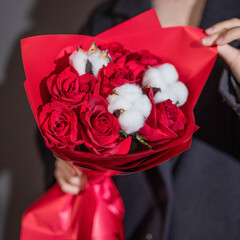 Букет цветов 7 роз Кения 40 см с хлопком в пленке красные