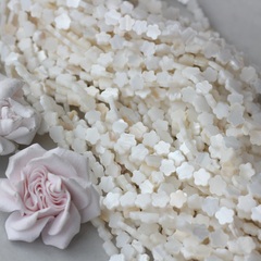 Перламутр натуральный, матовый, в форме цветка 8 мм, 1 нить ПР108