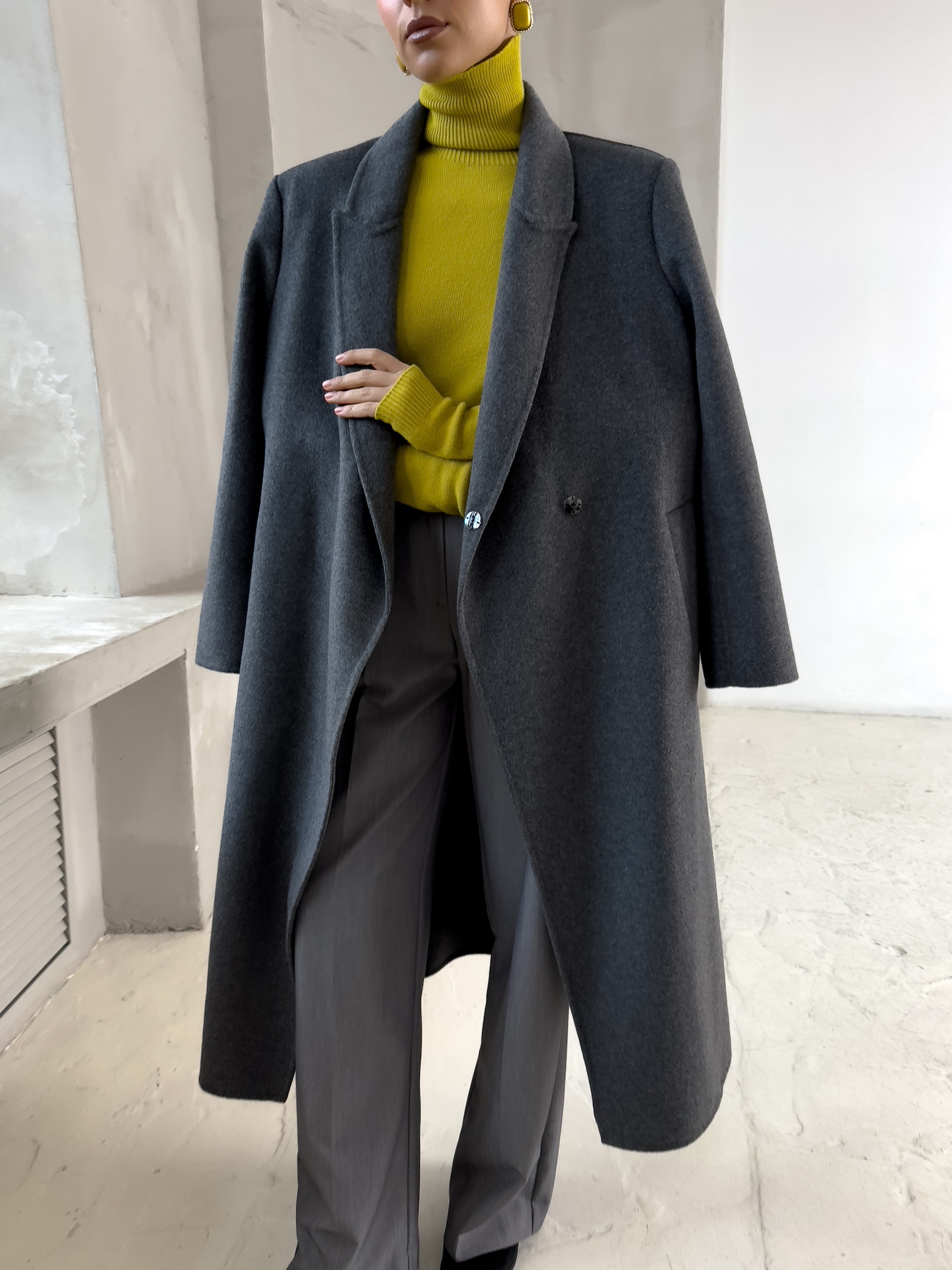 Пальто прямого кроя с акцентной линией плеча