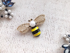 Брошь "Пчела со стразами и жемчугом", р. 4,2х2,5 см