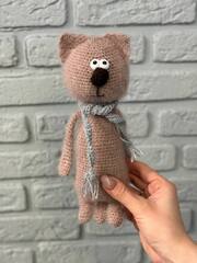 Кот пушистый вязаный маленький
