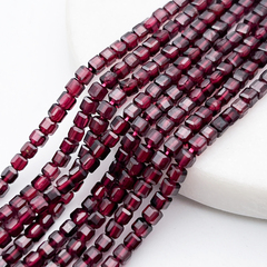Гранат бусины, куб, размер около 3-3,2 мм, цена за отрезок 19 см (1/2 нити)