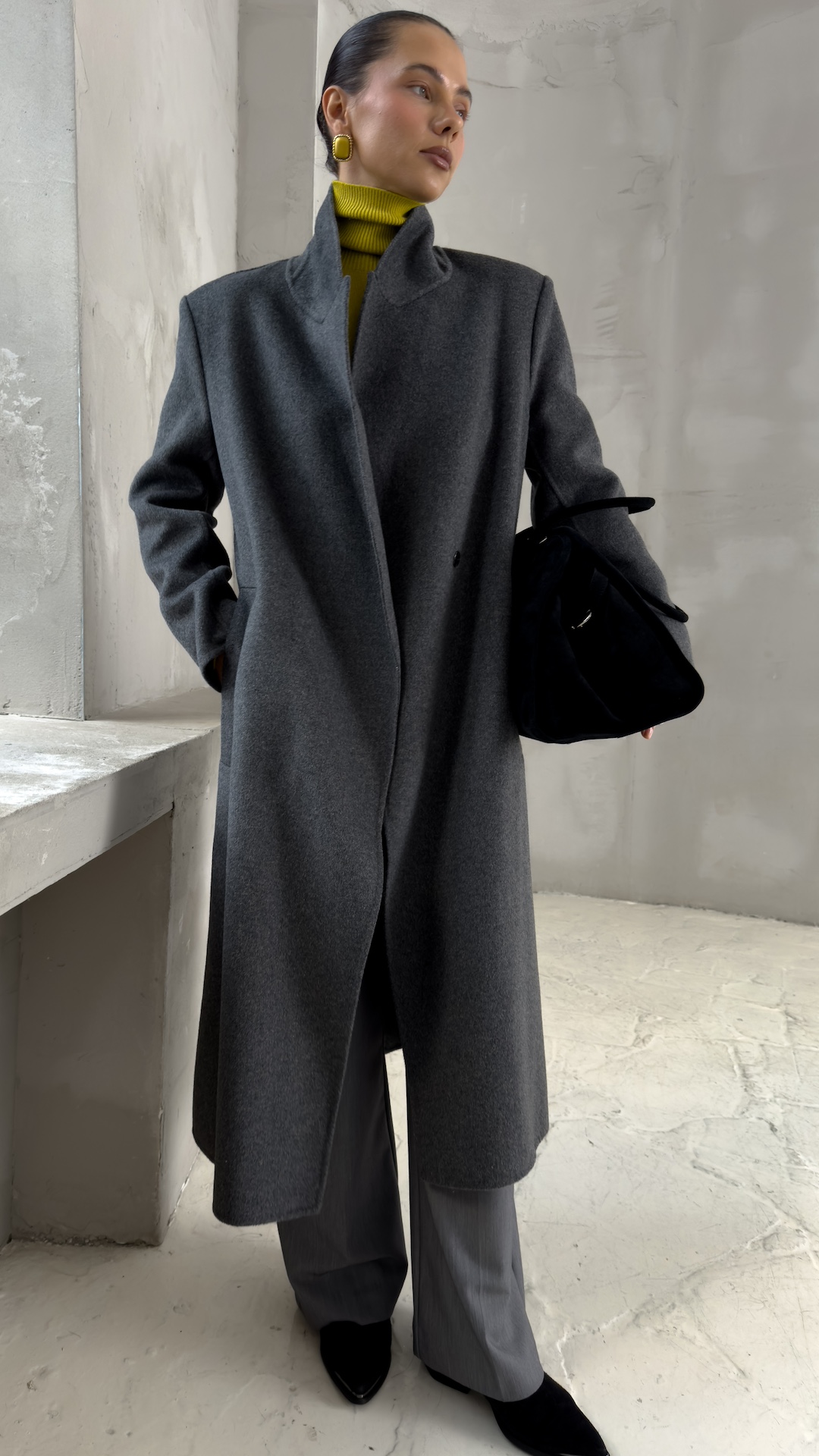 Пальто прямого кроя с акцентной линией плеча