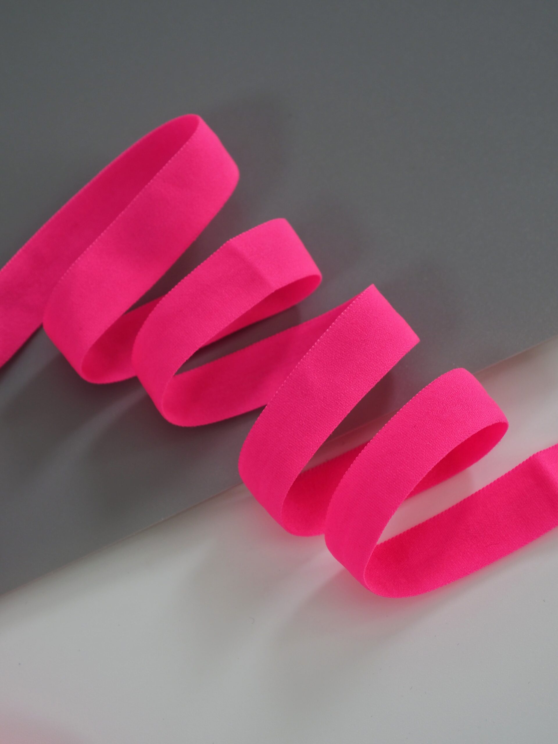Бейка эластичная розовая неоновая матовая ширина 15 мм