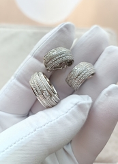 85561 - Серьги полуконго широкие из серебра с цирконами бриллиантовой огранки