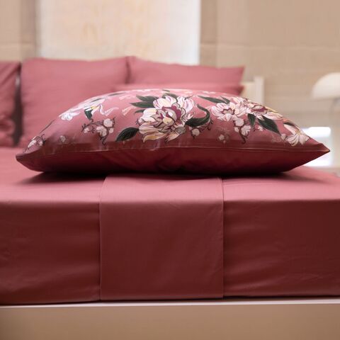 Наволочка 50x70 Mollen Лазоревый цветок вишнёво-ягодная хлопковая