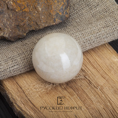 Шар из светло-медового нефрита 28 мм.