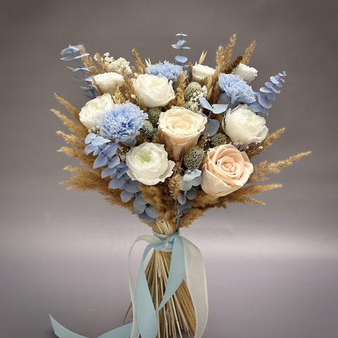 «Голубое небо» - букет невесты из стабилизированных цветов и сухоцветов