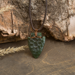 Оберег "Стрела". Светло-зелёный нефрит.