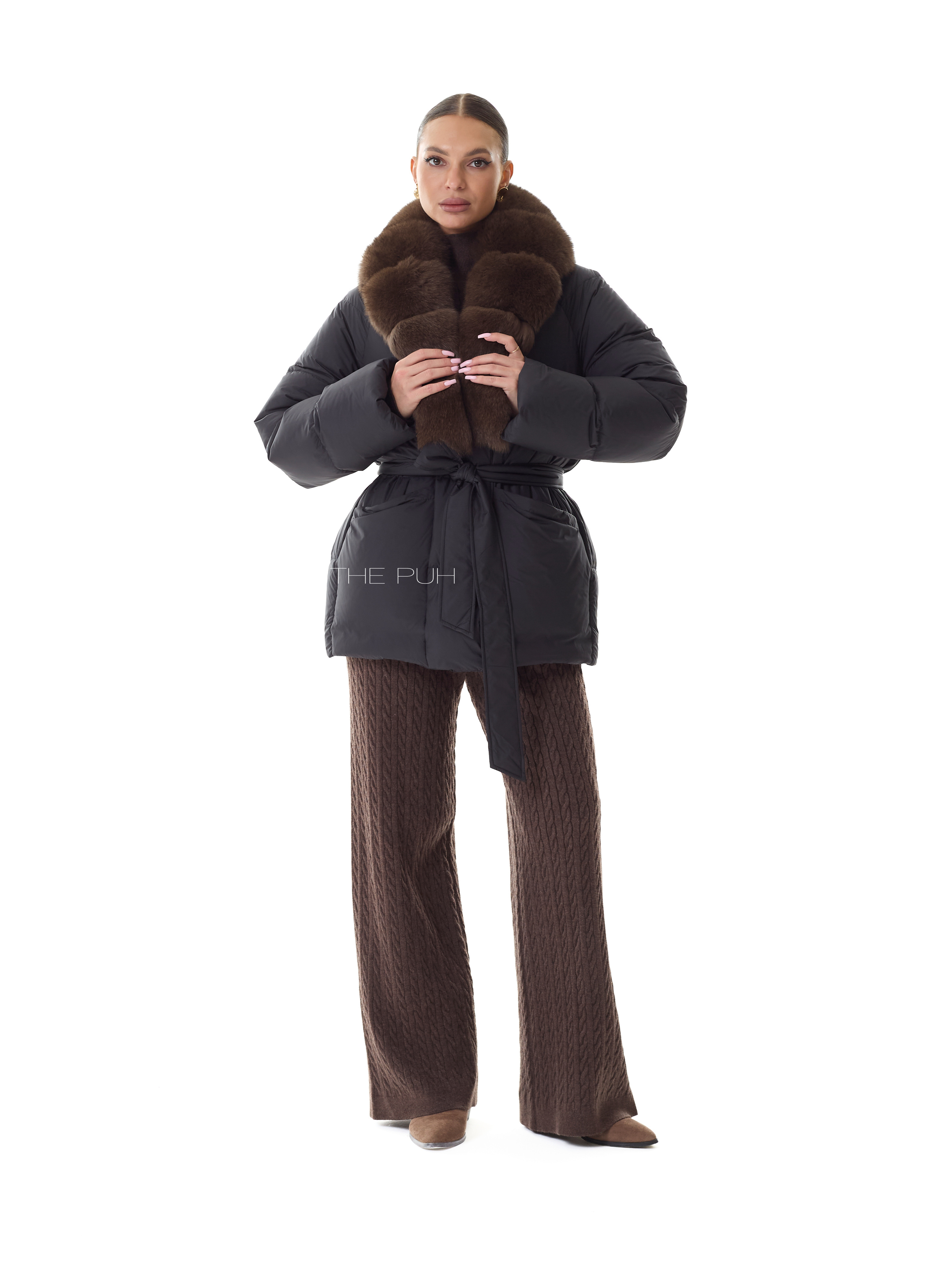 Черный удлиненный пуховик с поясом и меховым воротником