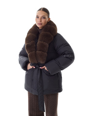 Черный удлиненный пуховик с поясом и меховым воротником