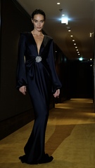 Платье с глубоким декольте и драпировкой