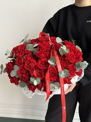 Цветочная корзина из красных кустовых роз и эвкалипта размер M