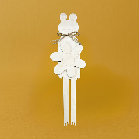 Лягушка с цветком, 30*6см фанера