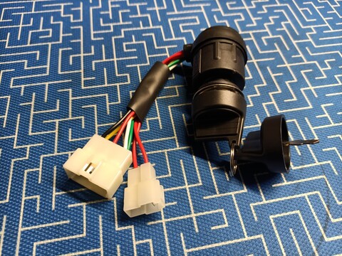 Замок зажигания UNITED PARTS универсальный, с ключом / 7 контактов (90-1043)